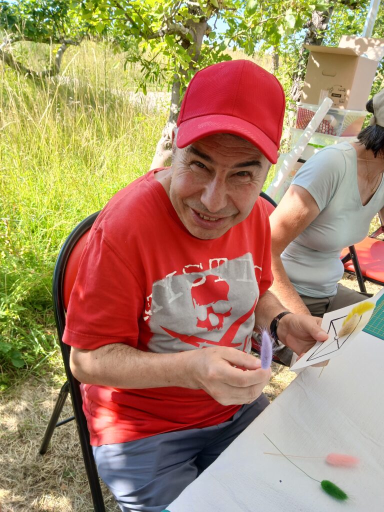 personne souriant à la caméra