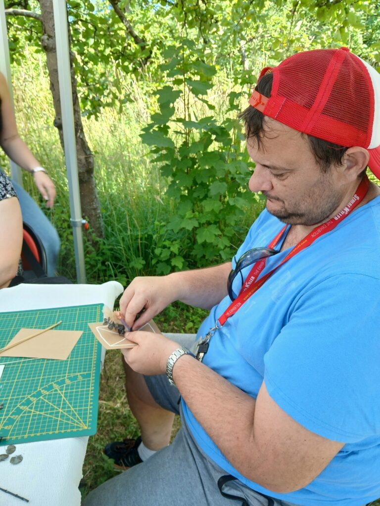 personne fabrican une carte