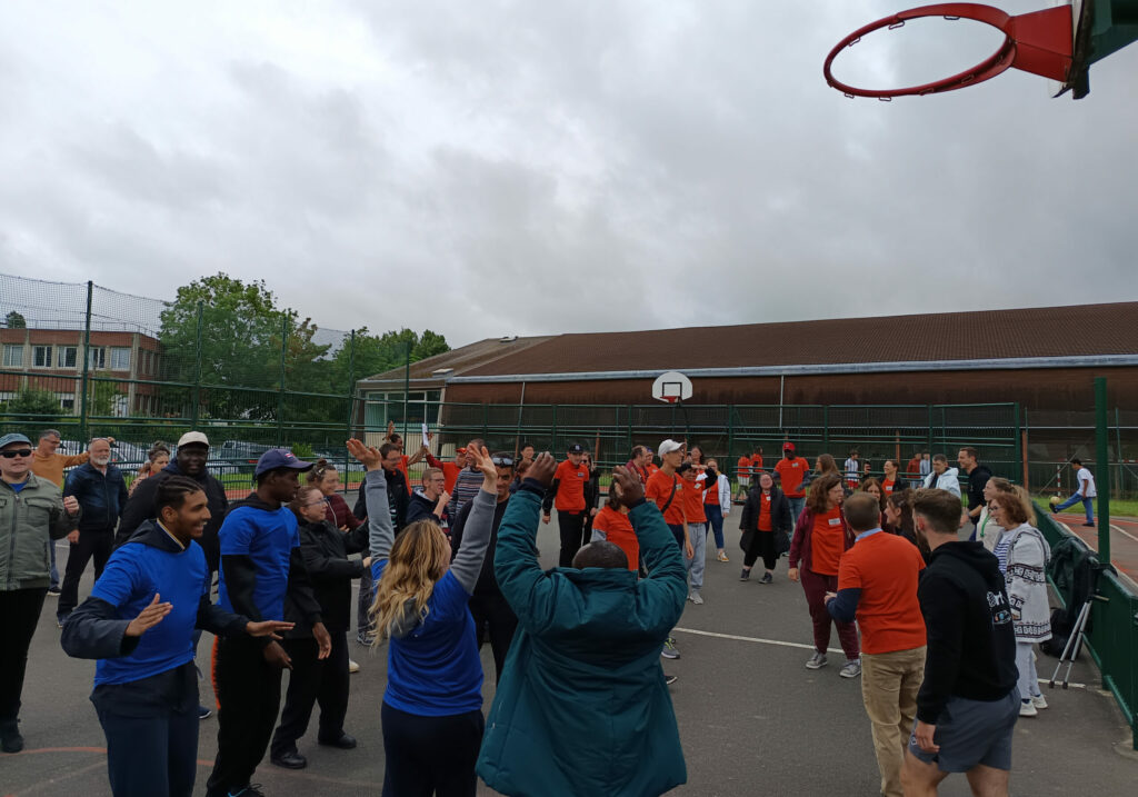 plusieurs personnes sur un stade