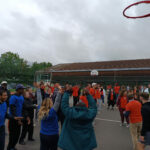 plusieurs personnes sur un stade