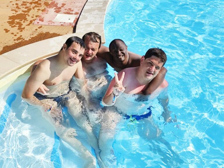 photo de groupe dans la piscine