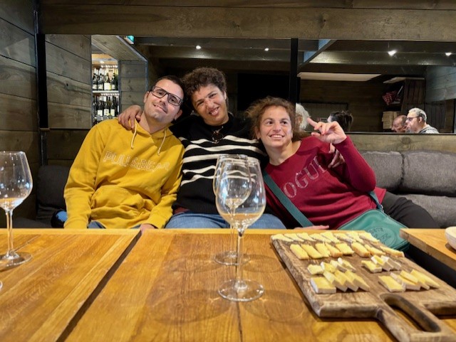 photo de 3 personnes assises