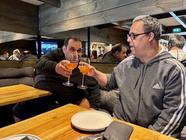 Deux personnes qui trinques dans un restaurant