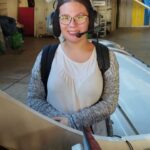 Un jeune équipé d'un casque de communication aviation