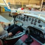 Jeune dans le Poste de pilotage d'un avion