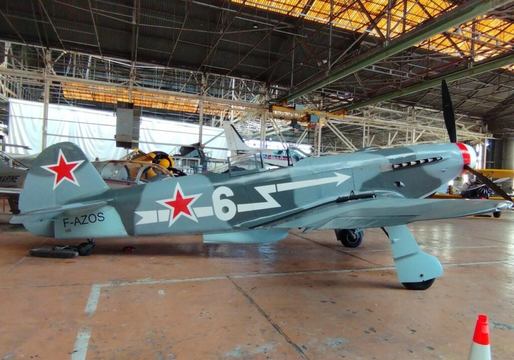 avion dans l'aérodrome de Melun