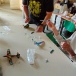 Jeune et guide qui assemblent des maquettes mignatures d'avion