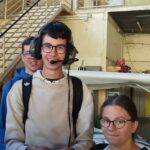 Jeunes dont un équipé de communication aviation