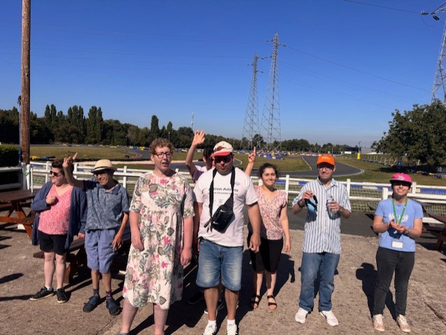 photo de groupe devant le karting