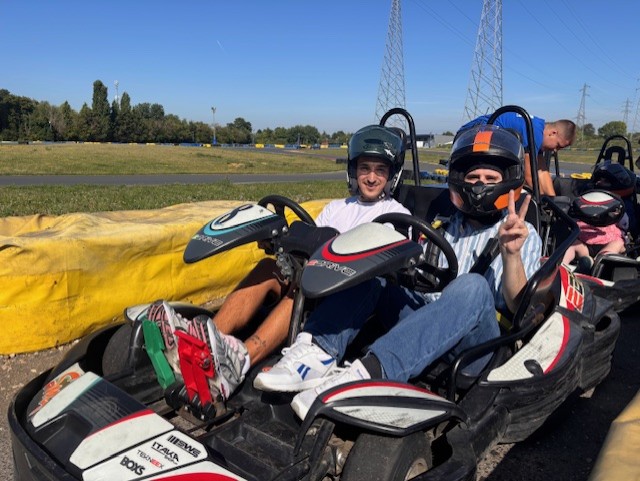 photo de deux personnes dans le kart