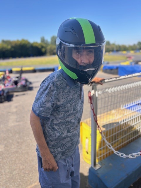photo d'une personne avec un casque de kart
