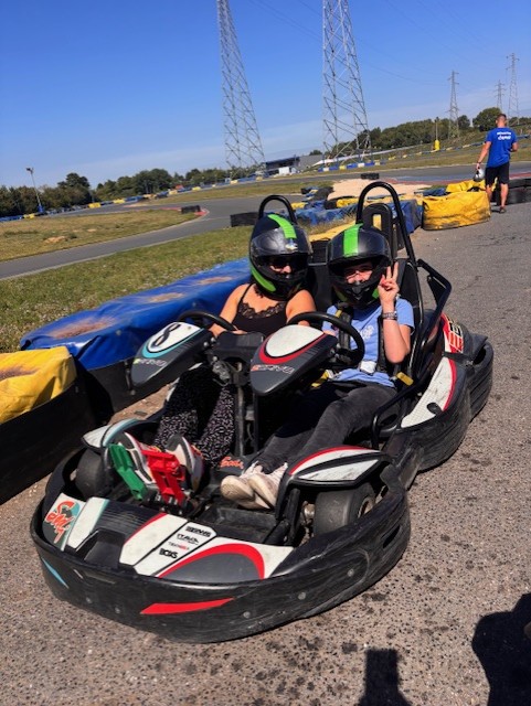 photo de deux personnes dans le kart