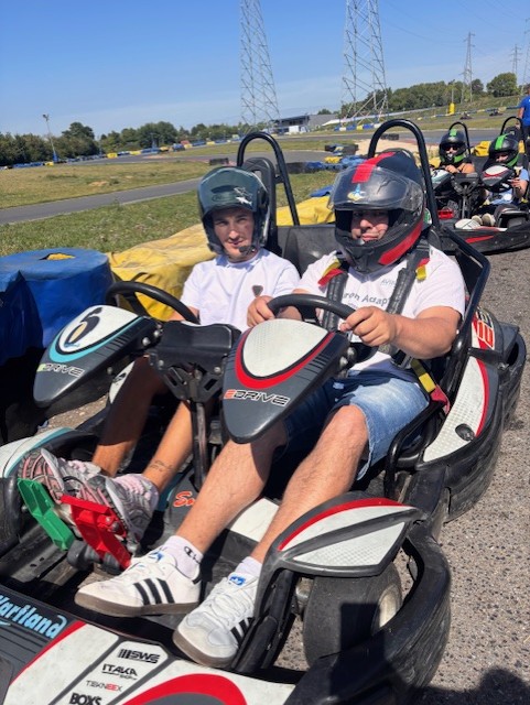 photo de deux personnes dans le kart