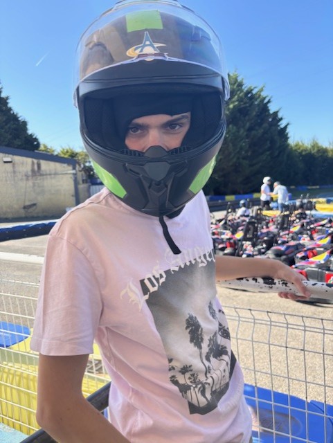 photo d'une personne avec un casque de kart