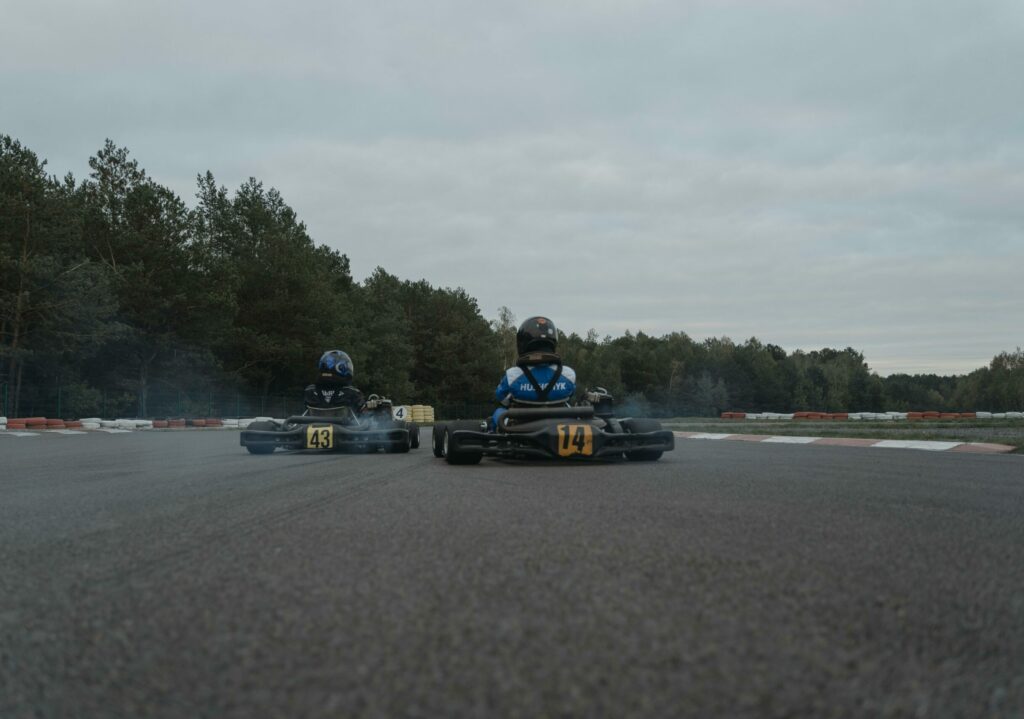 deux personnes faisant au karting
