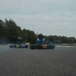 deux personnes faisant au karting