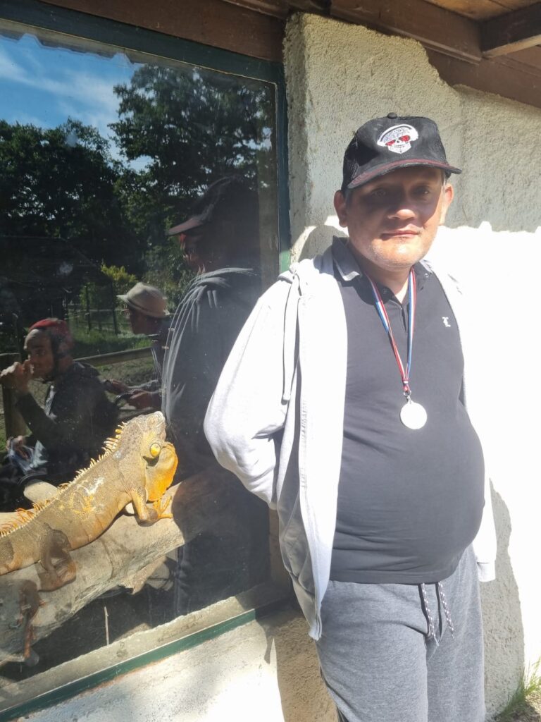 photo d'une personne et d'un iguane