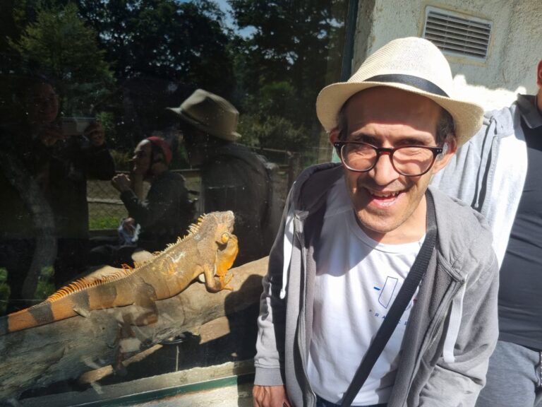 photo d'une personne et d'un iguane