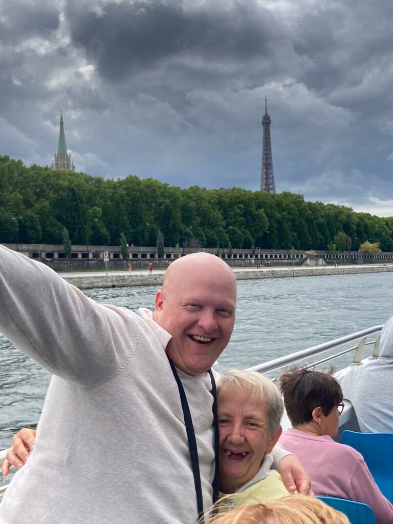 photo de groupe sur un bateau-mouche