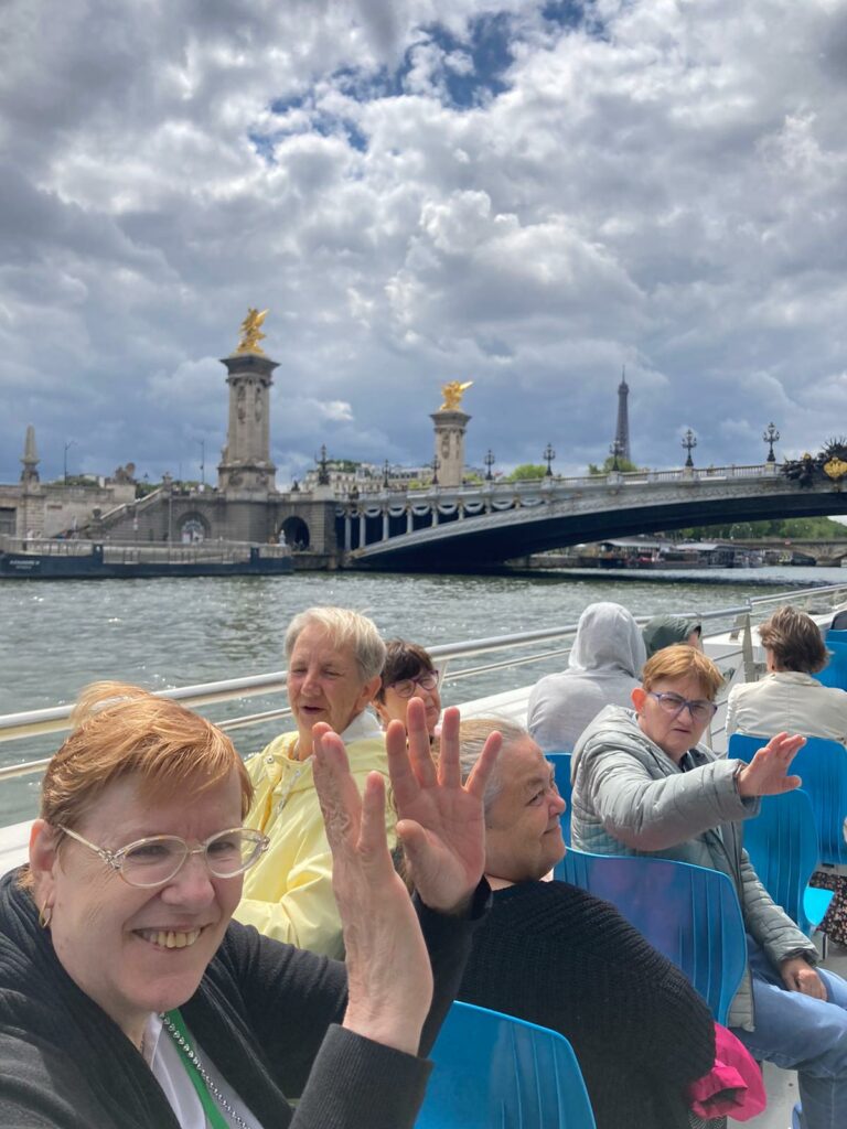 photo de groupe sur un bateau-mouche