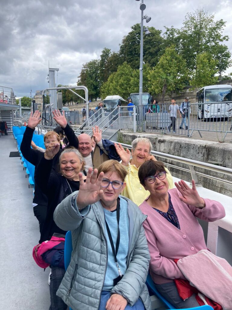 photo de groupe sur un bateau-mouche