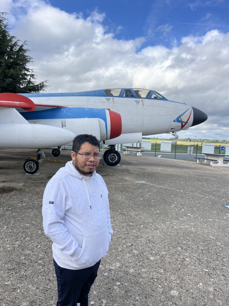 photo d'une personne devant un avion