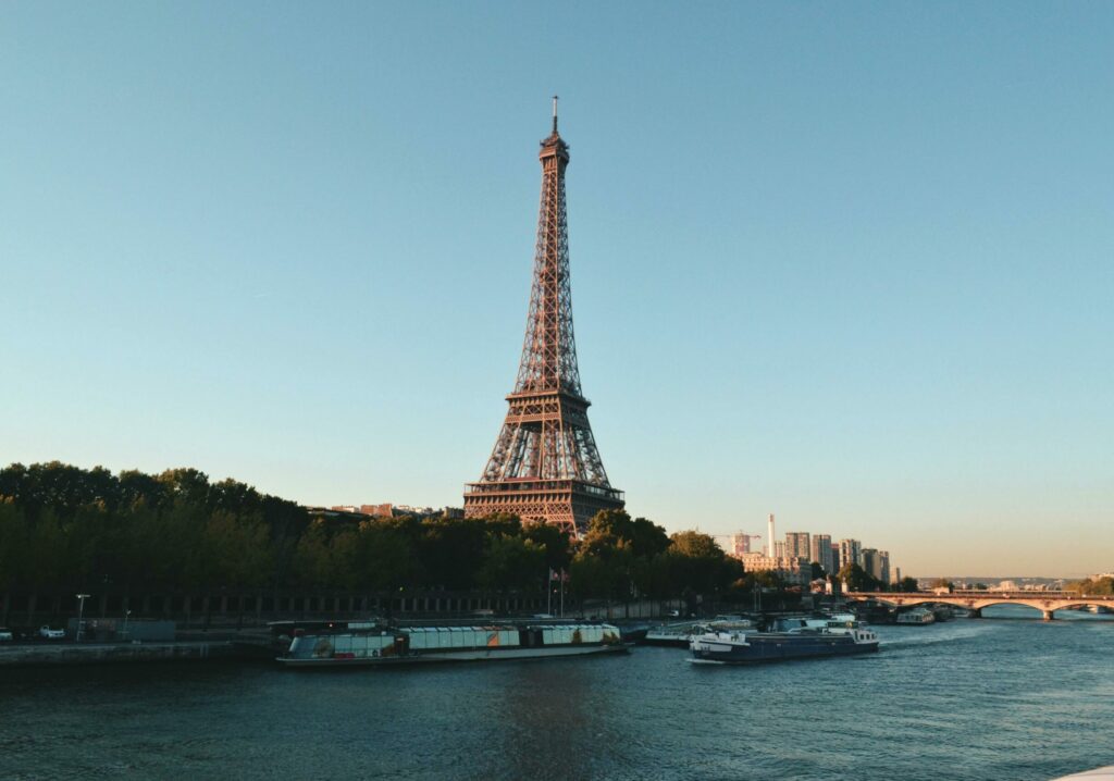 tour eiffel et la seine